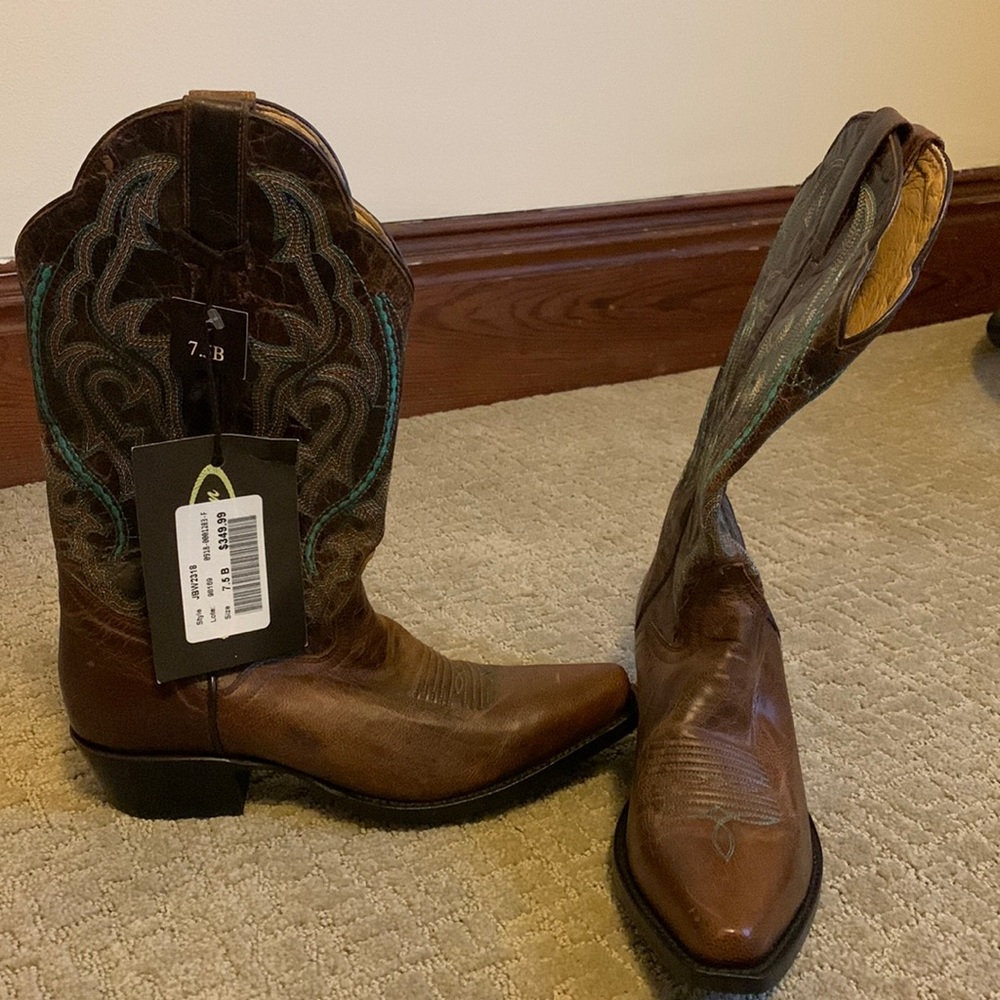 New with tag pointy toe cowboy boots size 7.5